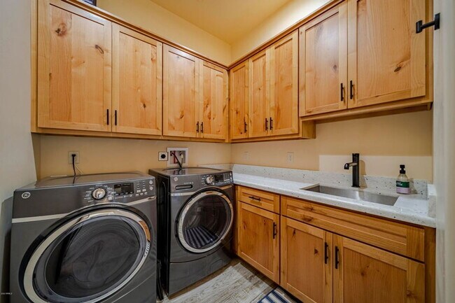 Building Photo - 335 Latigo Way