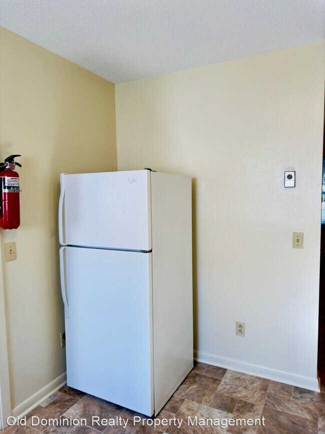 Building Photo - 2 br, 1.5 bath House - 548 Roosevelt Street