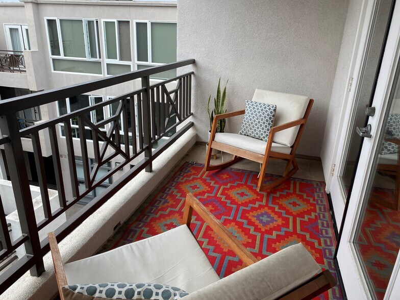 south facing covered balcony - 924 Hornblend St