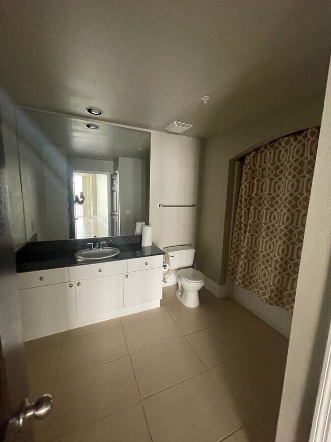 Building Photo - You have to see this View!  3 bedroom 2 bath condo @ The Waverly!