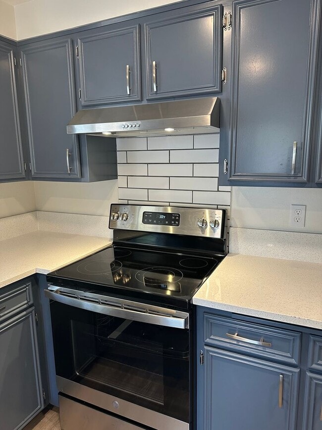 Building Photo - Beautifully updated 3 bedroom 1.5 bath dup...