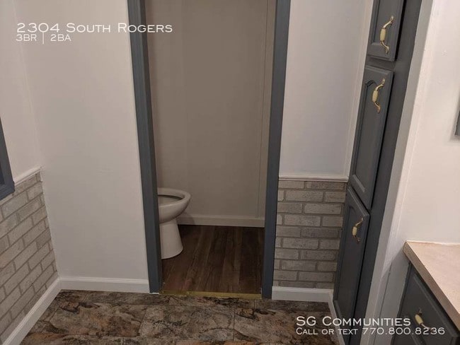 Building Photo - 2304 S Rogers St