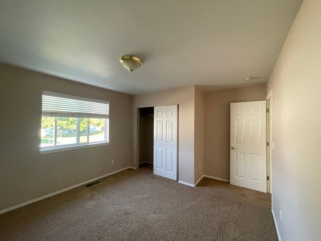 Building Photo - 526 E Wapato Ave