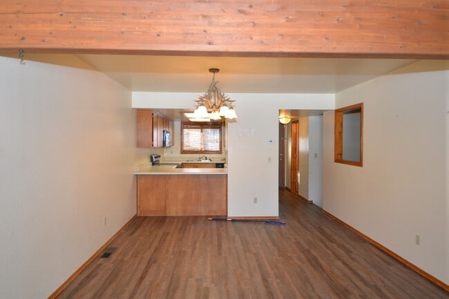 Building Photo - 3 Bedroom Townhome for Rent!