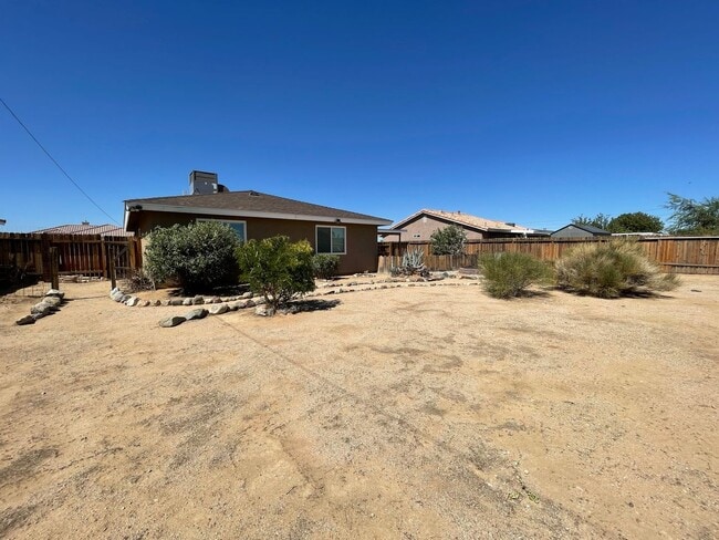 Building Photo - Modern and Move In Ready