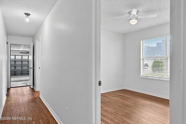 Building Photo - 8426 Country Bend Cir W