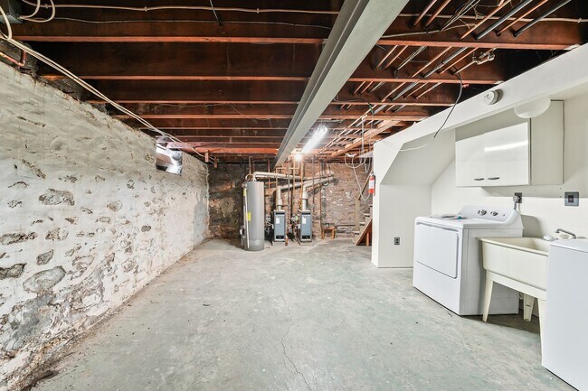 Building Photo - 709 Morgan Ave