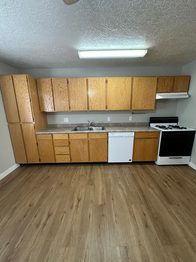 Building Photo - Cute 2 bed 1.5 bath townhome in the Meadows - Month-to-Month Lease!