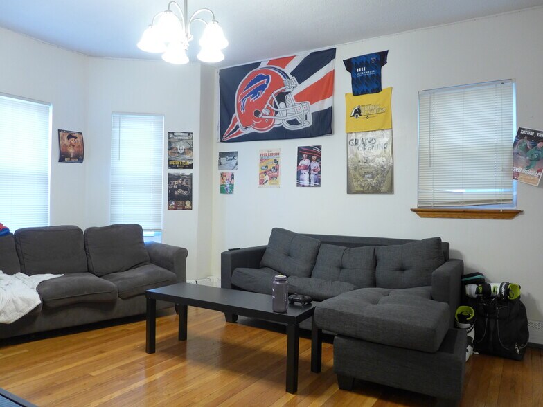 Building Photo - 832 Parker St