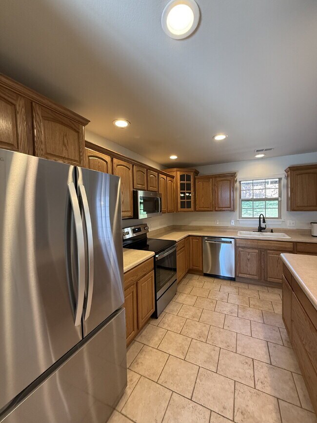 Building Photo - Spacious 3 BR with a fenced in backyard