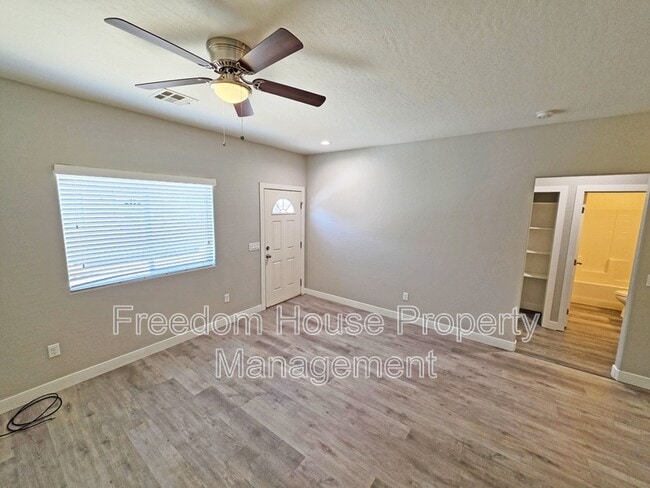Building Photo - 1121 Sixshooter Ave