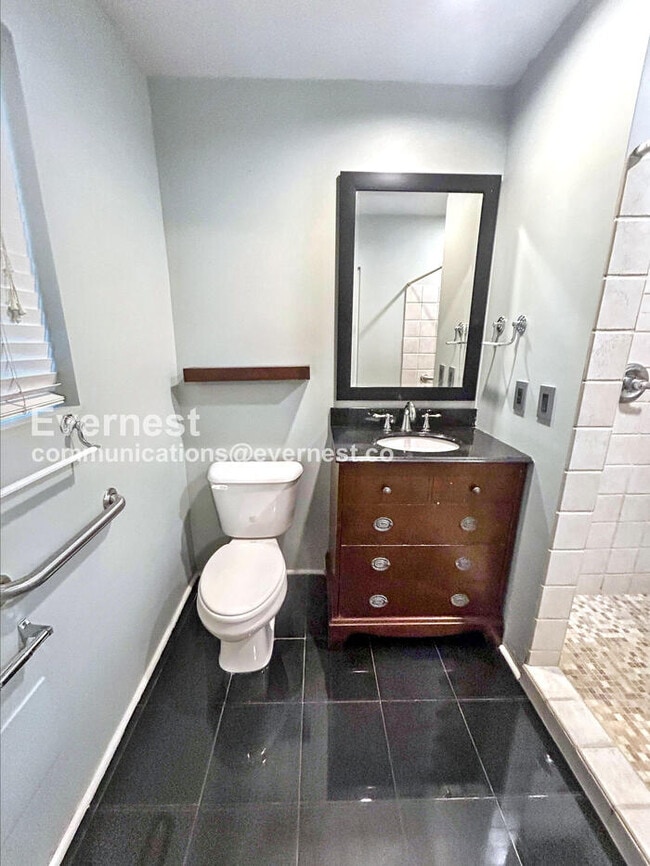 Building Photo - Cozy Home with Driveway Parking and Laundry Hookups