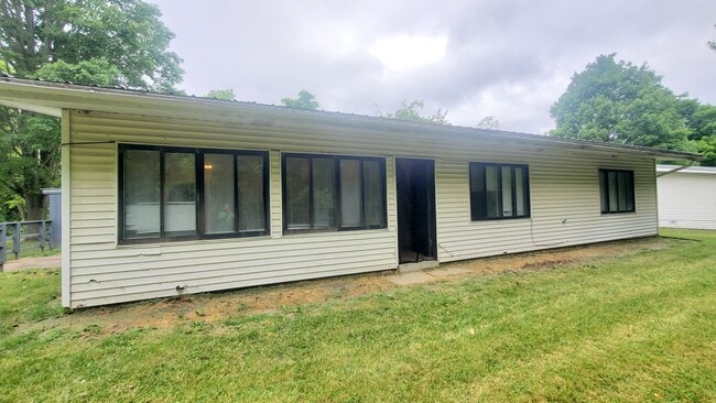 Building Photo - Finleyville 3 Bedroom 1.5 Bath Ranch $1,50...