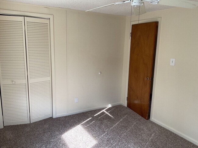 Building Photo - 2 Bedroom 1 Bath Located of Fire Tower Road
