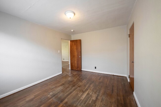 Building Photo - "Charming 1-Bedroom Retreat with Hardwood ...