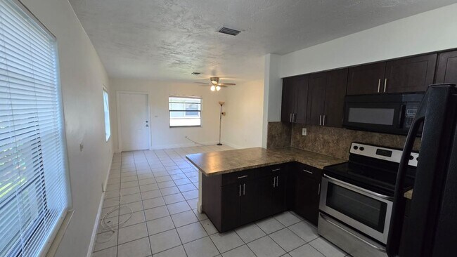 Building Photo - 6134 SW 40th Ct