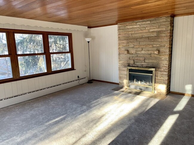 Building Photo - 100 Ash St