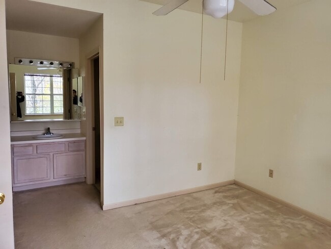 Building Photo - 350 W Swan Cercle