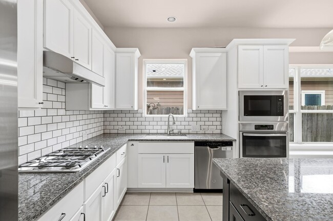 Building Photo - 17019 Seminole Ridge Dr