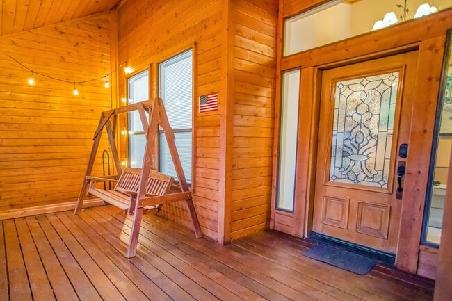 Building Photo - Cozy 4-Bedroom Cabin for Rent – Stunning V...