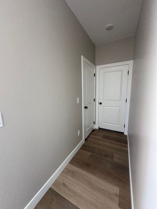 Building Photo - Charming basement apartment