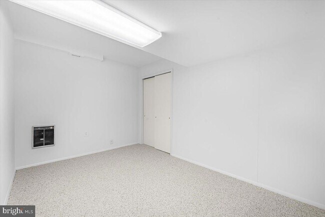 Building Photo - 4025 N River St