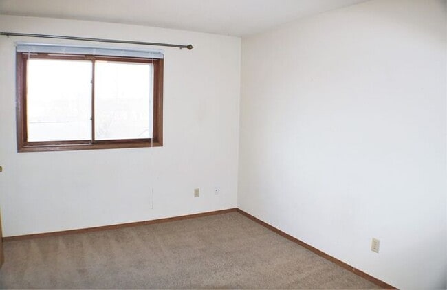 Building Photo - $1100 | 2 Bedroom, 1 Bathroom Condo | Cat ...