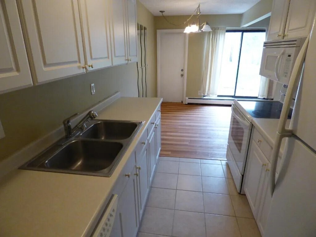 Kitchen - 4536 Cedar Lake Rd S
