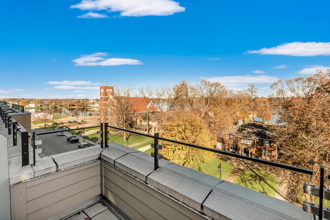 Building Photo - 215 E Pleasant St