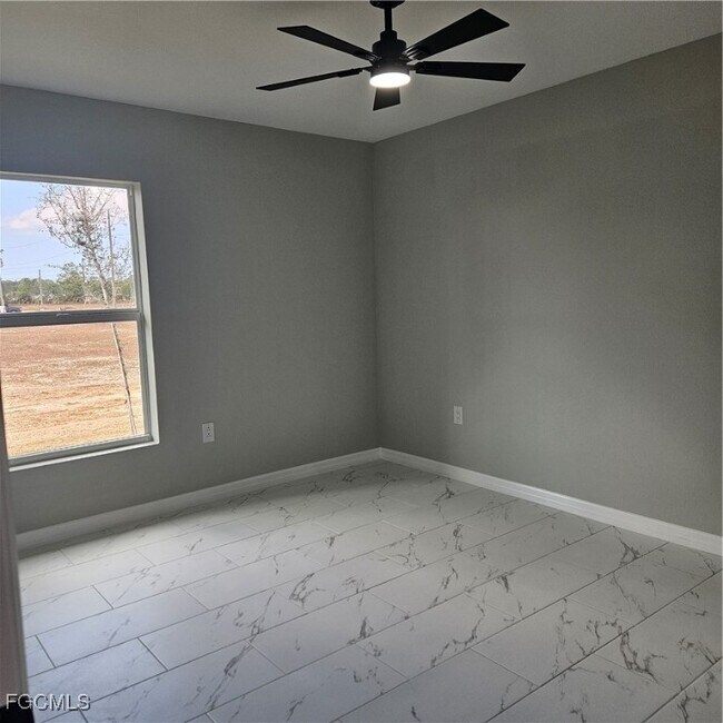 Building Photo - 1010 NE 34th Ln