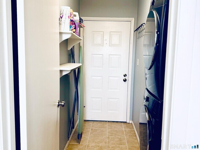 Building Photo - 10 Glenview Dr