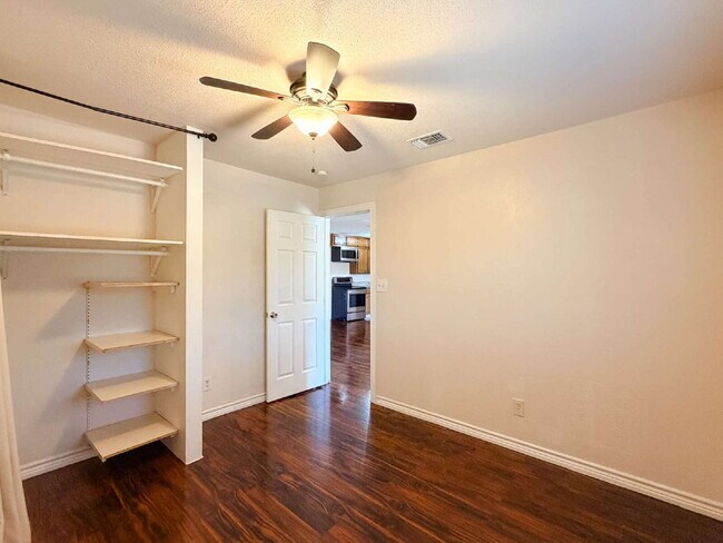 Building Photo - Beautiful 6 bed, 2 bath home in Burleson!