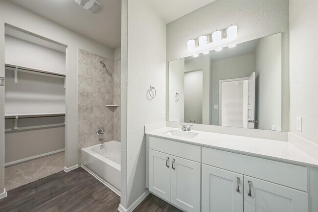 Building Photo - 107 Honeybee Ln