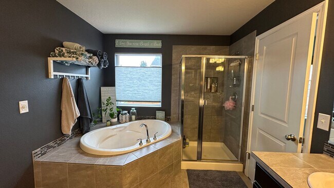 Building Photo - Gorgeous Corner lot 4 bed home! Happy Vall...