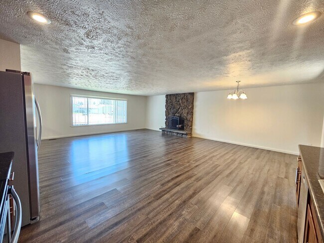 Building Photo - $2,700 – Spacious 4 Bed / 2 Bath Home in S...
