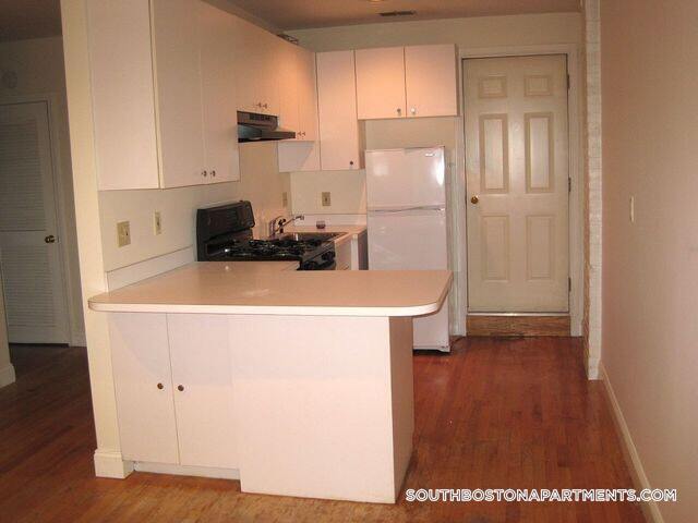 Building Photo - 550 E 3rd St