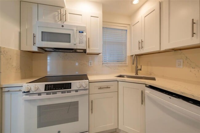 Building Photo - 3101 NE 47th Ct