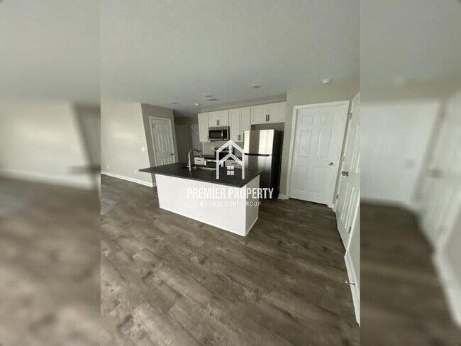 Building Photo - $500 OFF FIRST MONTHS RENT!
