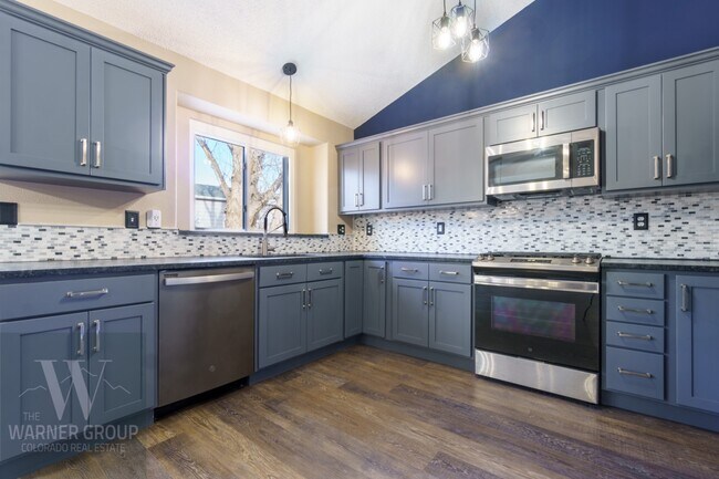Building Photo - 3750 Oneida Ln