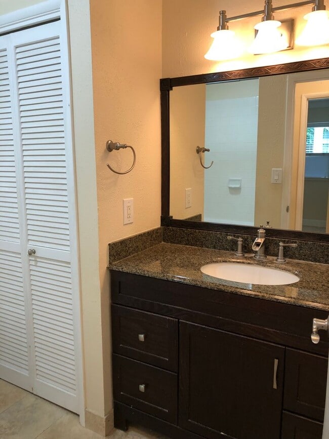 Building Photo - HOKUKANI 2/2/1 ON THE 1ST FLOOR,  LOCATED IN THE HEART OF KAILUA