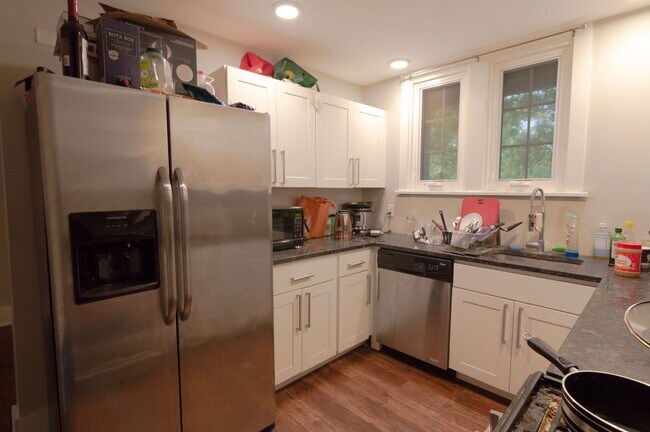 Building Photo - Room for Rent in 5 Bedroom House