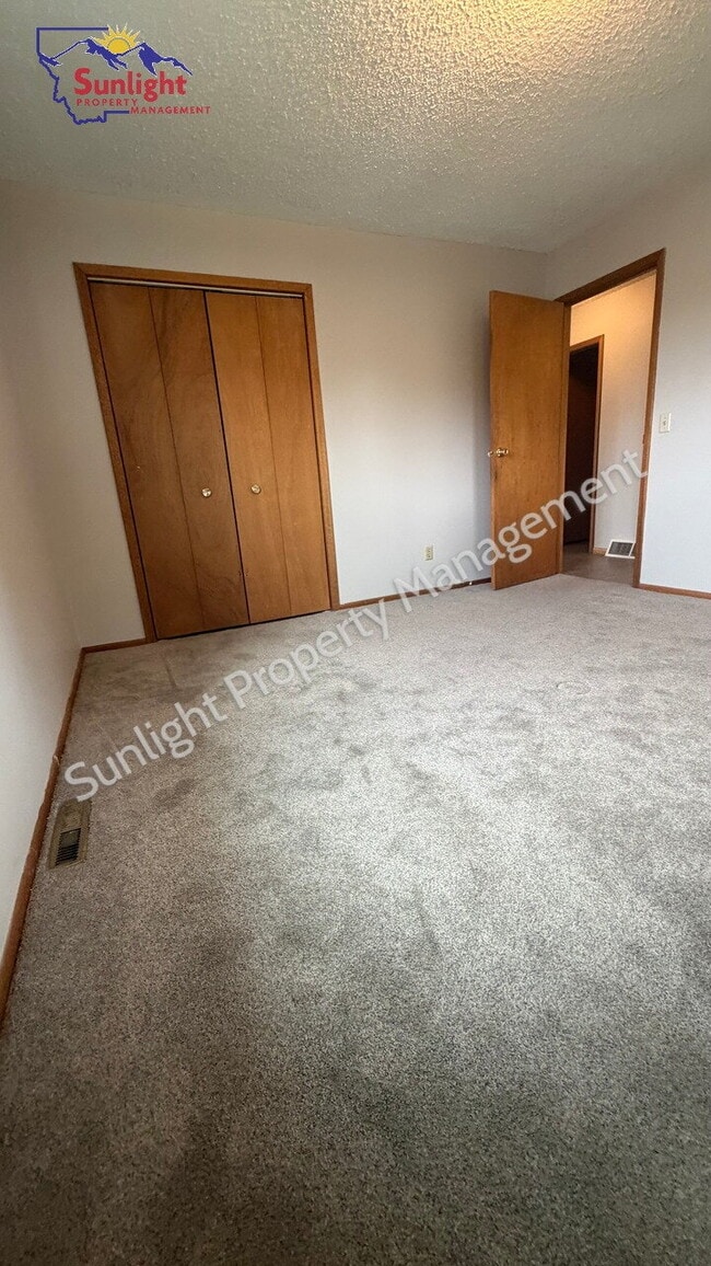 Building Photo - Spacious 2 Bedroom, 1 Bath Duplex with Garage and Laundry Room