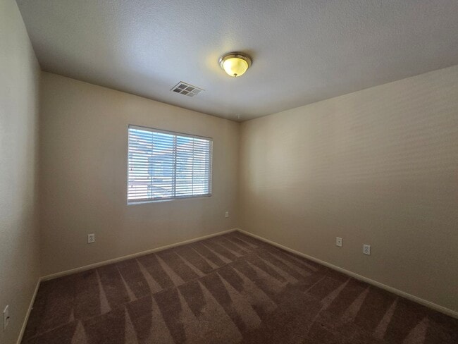 Building Photo - Mountain Edge