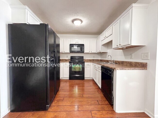 Building Photo - 3-Bed/3-Bath Townhome/Available Now!