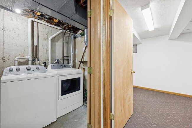 Building Photo - 1424 Phoenix Ln