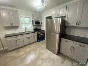 Building Photo - 148 Jones Ave