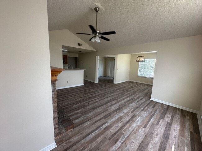 Building Photo - ONE MONTH FREE - 3 BEDROOMS W/2 FULL BATHS...