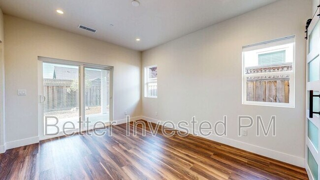 Building Photo - 4565 Brighton Dr
