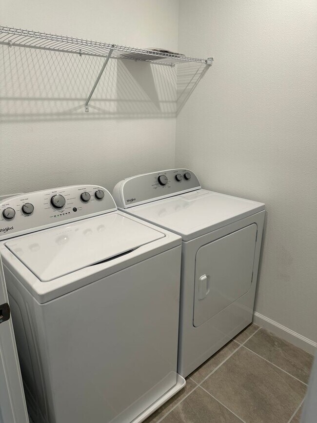 Building Photo - For Rent - 3 BEDROOM 2.5 BATHROOM TOWNHOUS...
