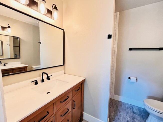 Building Photo - Move-in Ready 2BD/2.5BA Townhome in Westsi...